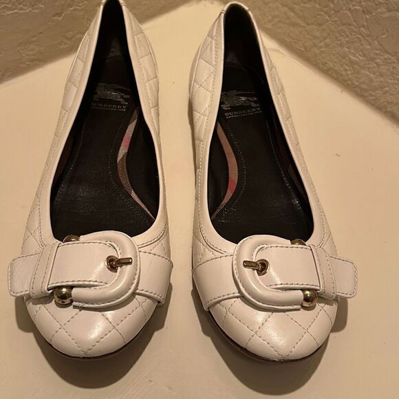 Burberry Women's 39.5 Quilted Leather Ballet Flats Cream White Buckle Toe Preppy - Picture 1 of 14